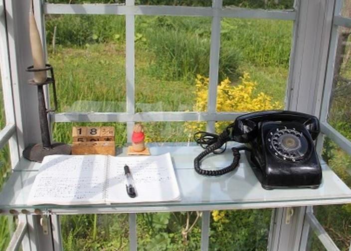 Hirotake belt met zijn omgekomen broer, door de ‘windtelefoon’ van Otsuchi